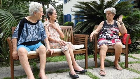 em cena de filme, há 3 idosas #paratodosverem 