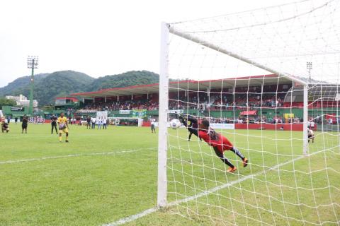 goleiro pula para fazer defesa #paratodosverem