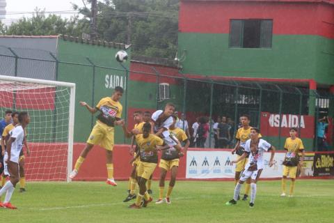 jogadores em campo na partida #paratodosverem 