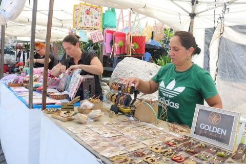 mulheres em barraca de produtos #paratodosverem