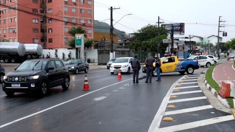 barrei sanitária montada na via. Viatura da CET ao fundo. #Paratodosverem