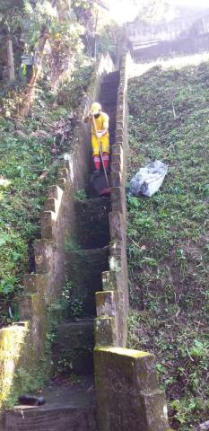 Homem realiza limpeza em escadaria do morro. #paratodosverem