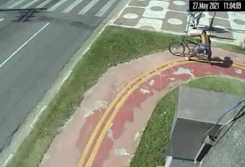 suspeito foge de bicicleta pela ciclovia #paratodosverem 