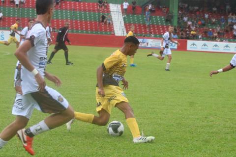 jogadores em campo na partida #paratodosverem 