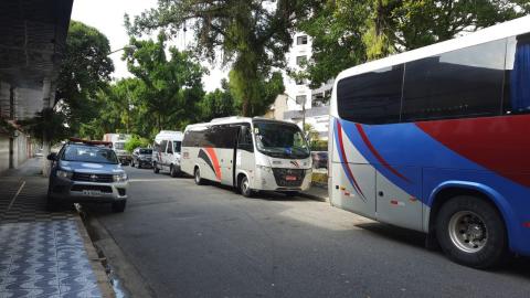 ônibus parados com viatura ao lado #paratodosverem