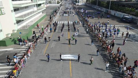 visão aérea do desfile #paratodosverem