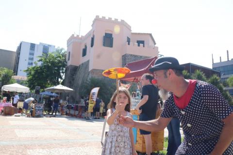 apresentação de circo observada por menina #paratodosverem