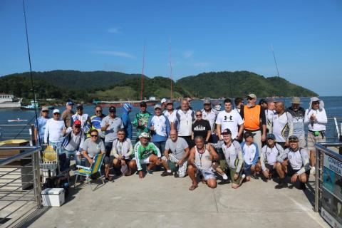 grupo posa para foto no deck do pescador #paratodosverem