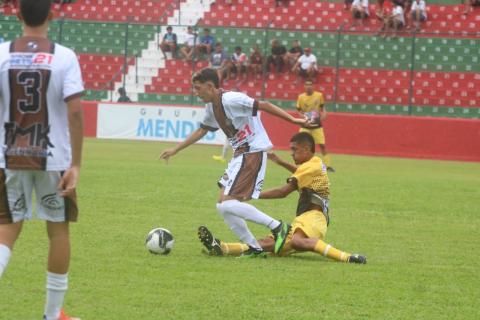 jogadores em campo na partida #paratodosverem 