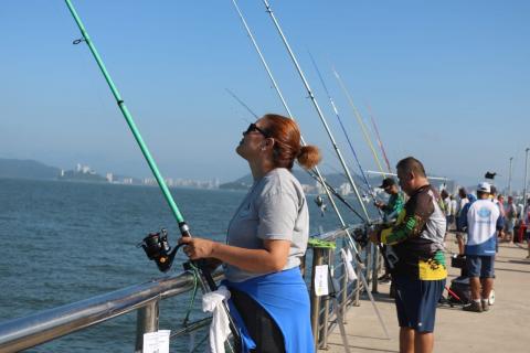 pessoas pescando deck do pescador em torneio #paratodosverem