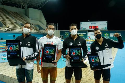 quatro nadadores mostram diplomas #paratodosverem 