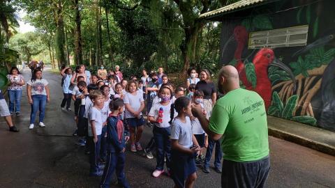 crianças passearam pelo parque #paratodosverem