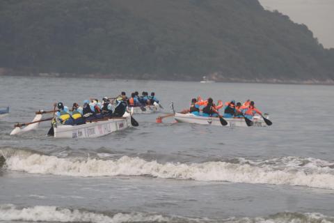 equipes com canoas na água #paratodosverem