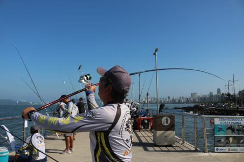 homem lança vara para pescar #paratodosverem