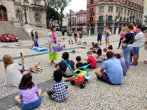 crianças acompanham contação de histórias #paratodosverem