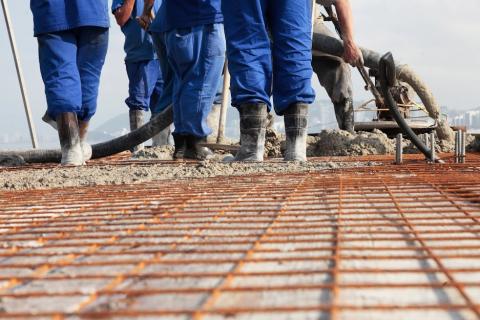 pés de operários em obras #paratodosverem