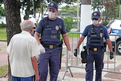 guardas abordam idoso #paratodosverem