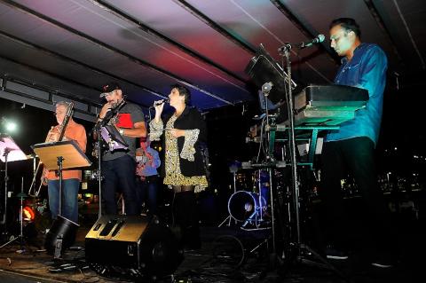 banda tocando no palco #paratodosverem