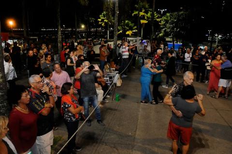 pessoas dançando e ao lado muitas pessoas assistindo #paratodosverem