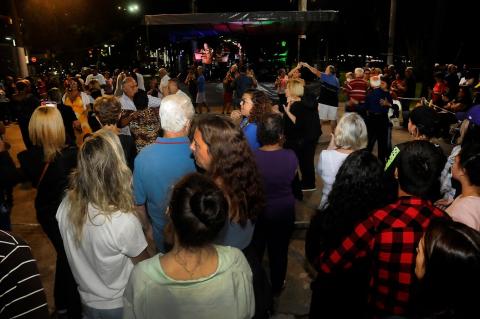 muitas pessoas assistindo aos casais dançando e ao show #paratodosverem