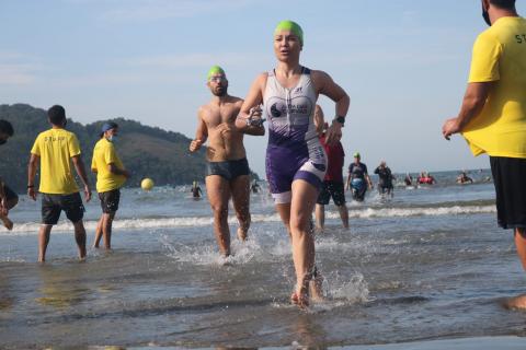 atleta saindo da água #paratodosverem