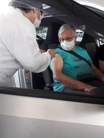 senhor dentro de carro é vacinado #paratodosverem 