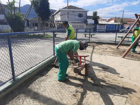 Operário faz reparo em gangorra de playground. #Paratodosverem