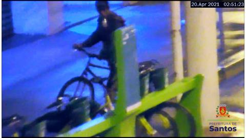 rapaz sai de bicicleta após furto #paratodosverem