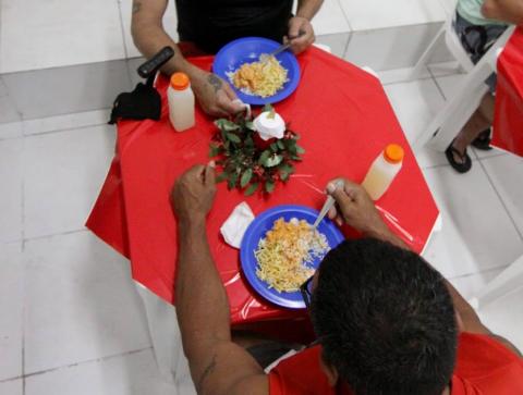 duas pessoas comendo na mesa #paratodosverem