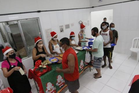 pessoas se servem em mesa #paratodosverem