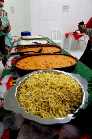 mesa com batata palha, strogonoff e arroz #paratodosverem