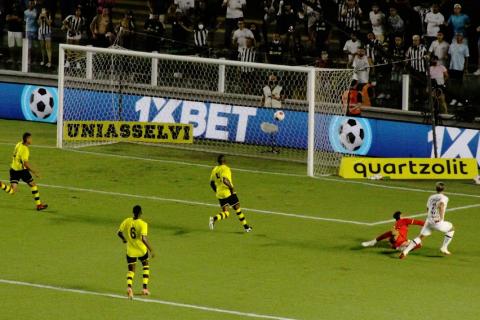 o gol marcado pelo santos. #paratodosverem