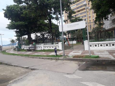 praça com foco na entrada do playground. Há uma placa na frente. #paratodosverem