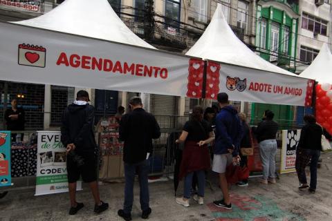 Público observa animais expostos para adoção. #pratodosverem