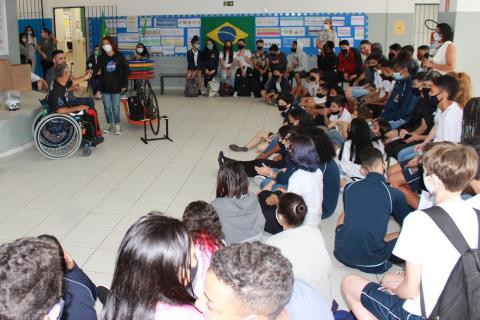 Muitos estudantes assistem palestra de paratletas #paratodosverem