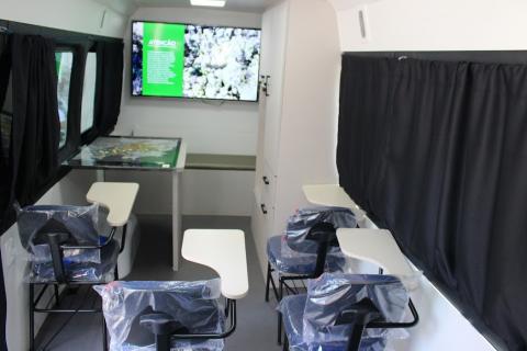 Cadeiras e televisão dentro da van #paratodosverem