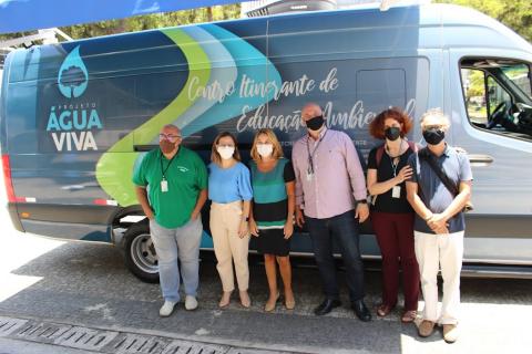 Pessoas posam para foto na frente da van #paratodosverem