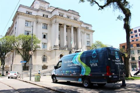 Van estacionada na praça com prefeitura municipal de santos ao fundo #paratodosverem