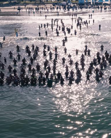 imagem de drone. Atletas estão na água. #paratodosverem 