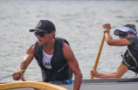 alex está no mar remando no paddleboard . #paratodosverem