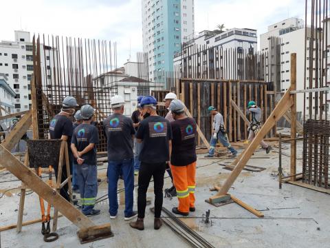 profissionais conversam com alunos em obra #paratodosverem