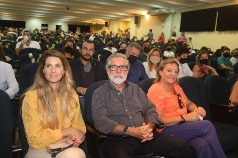 Pessoas sentadas no auditório #paratodosverem