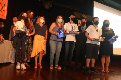 Alunos recebem premiação no palco #paratodosverem