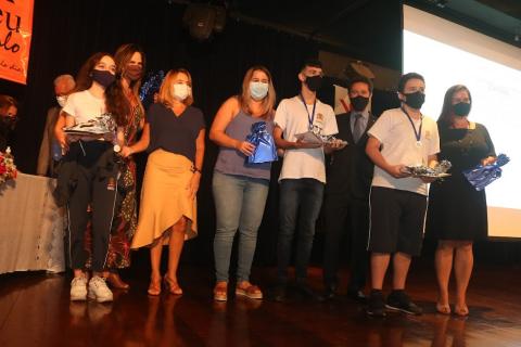 Alunos recebem premiação no palco #paratodosverem