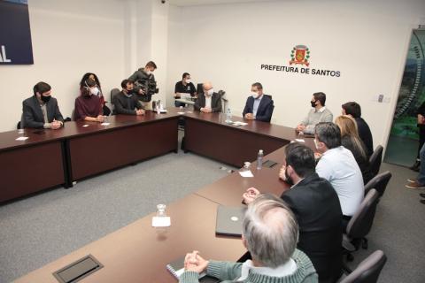 várias pessoas reunidas em torno de uma mesa. #paratodosverem