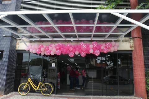 Porto do ambulatório com bolas rosas enfeitando #paratodosverem