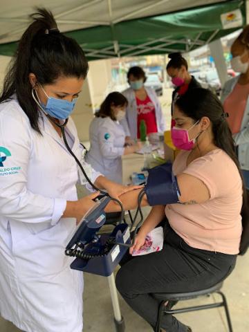 Enfermeira afere pressão de mulher #paratodosverem