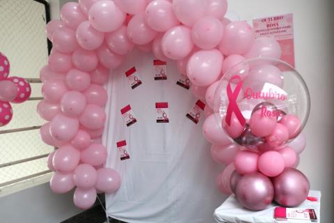 Bolas rosas enfeitando parede #paratodosverem