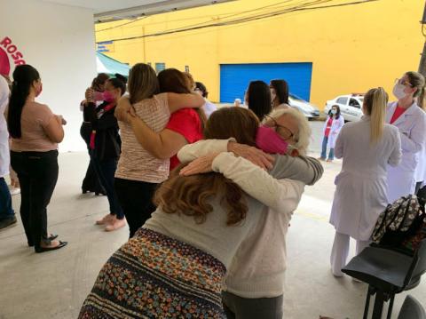 Participantes do evento se abraçam #paratodosverem