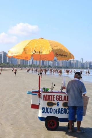 Ambulante com seu carrinho na praia #paratodosverem